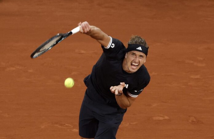 El tenista alemán Alexander Zverev saca durante su partido de segunda ronda que la ha enfrentando al checo Tomas Machac en Roland Garros en París, Francia. EFE/EPA/YOAN VALAT
