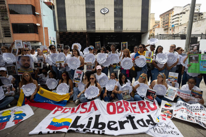 Decenas de personas fueron captadas este 27 de mayo al exigir la libertad de 78 presos vinculados a un presunto caso de contrabando en la estatal Petróleos de Venezuela (Pdvsa), en Caracas (Venezuela). EFE/Ronald Peña
