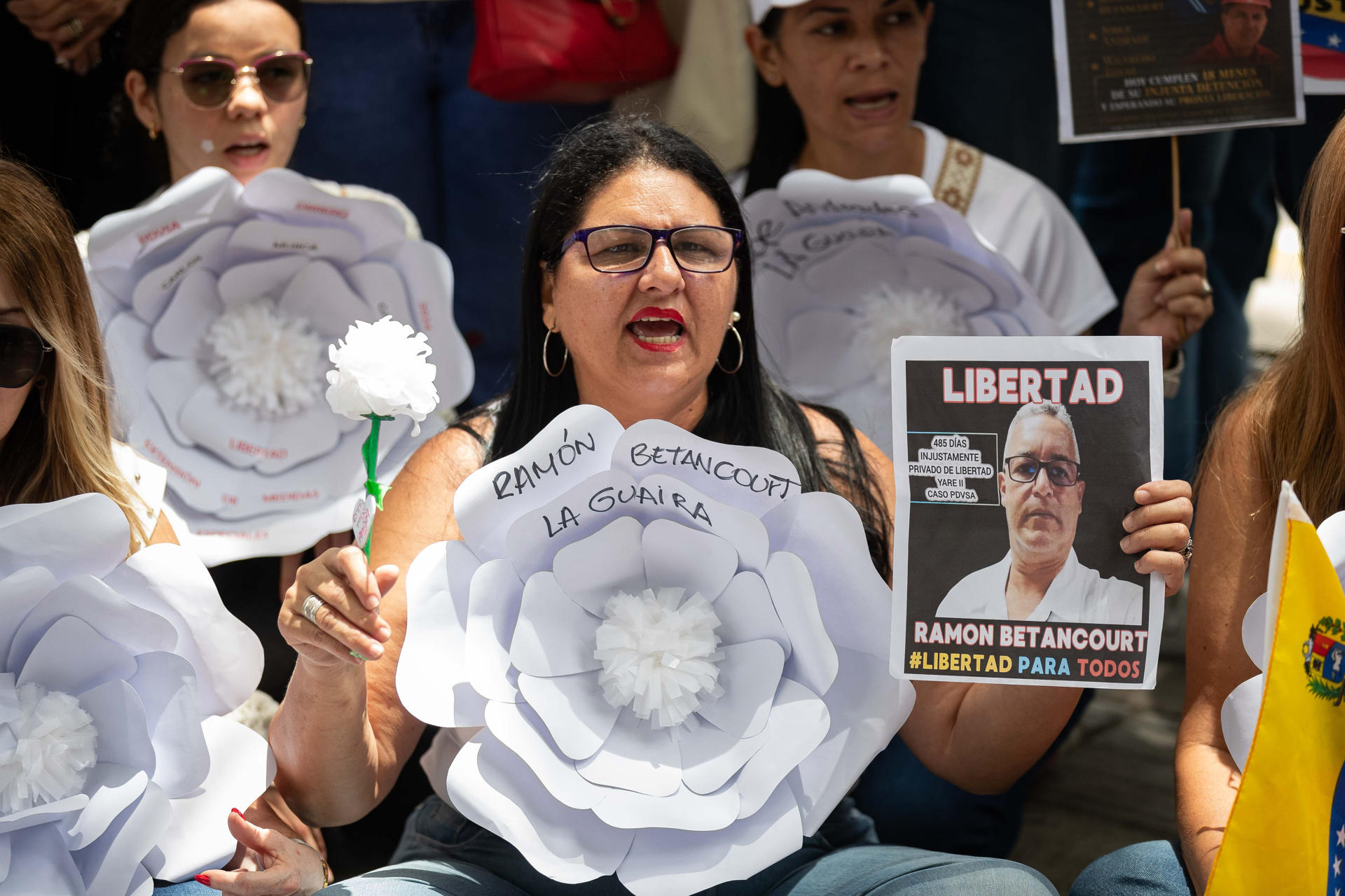 Un grupo de personas fue captado este 27 de mayo al exigir la libertad de 78 presos vinculados a un presunto caso de contrabando en la estatal Petróleos de Venezuela (Pdvsa), en Caracas (Venezuela). EFE/Ronald Peña
