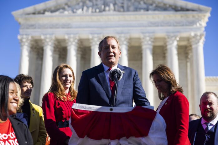 Fotografía de archivo del 1 de noviembre de 2021 del fiscal general de Texas, Ken Paxton, hablando en una rueda de prensa frente al Tribunal Supremo en Washington (Estados Unidos). EFE/EPA/ Jim Lo Scalzo
