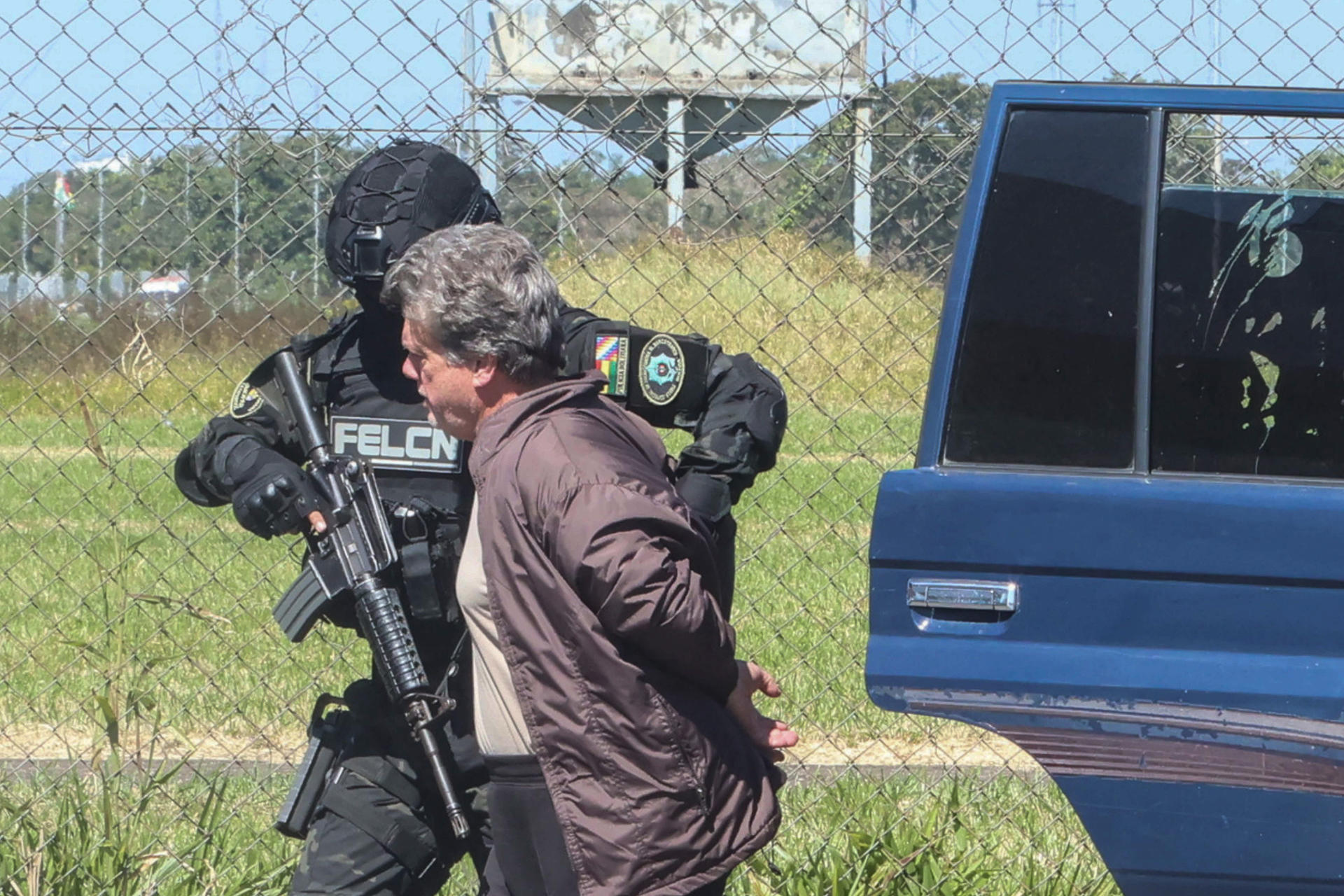 Gerson Palermo (c), considerado uno de los narcotraficantes más buscados en Brasil, fue captado, este 27 de mayo, al ser es custodiado por integrantes de la Fuerza Especial de Lucha Contra el Narcotráfico de Bolivia (FELCN), en Santa Cruz (Bolivia). EFE/Juan Carlos Torrejon
