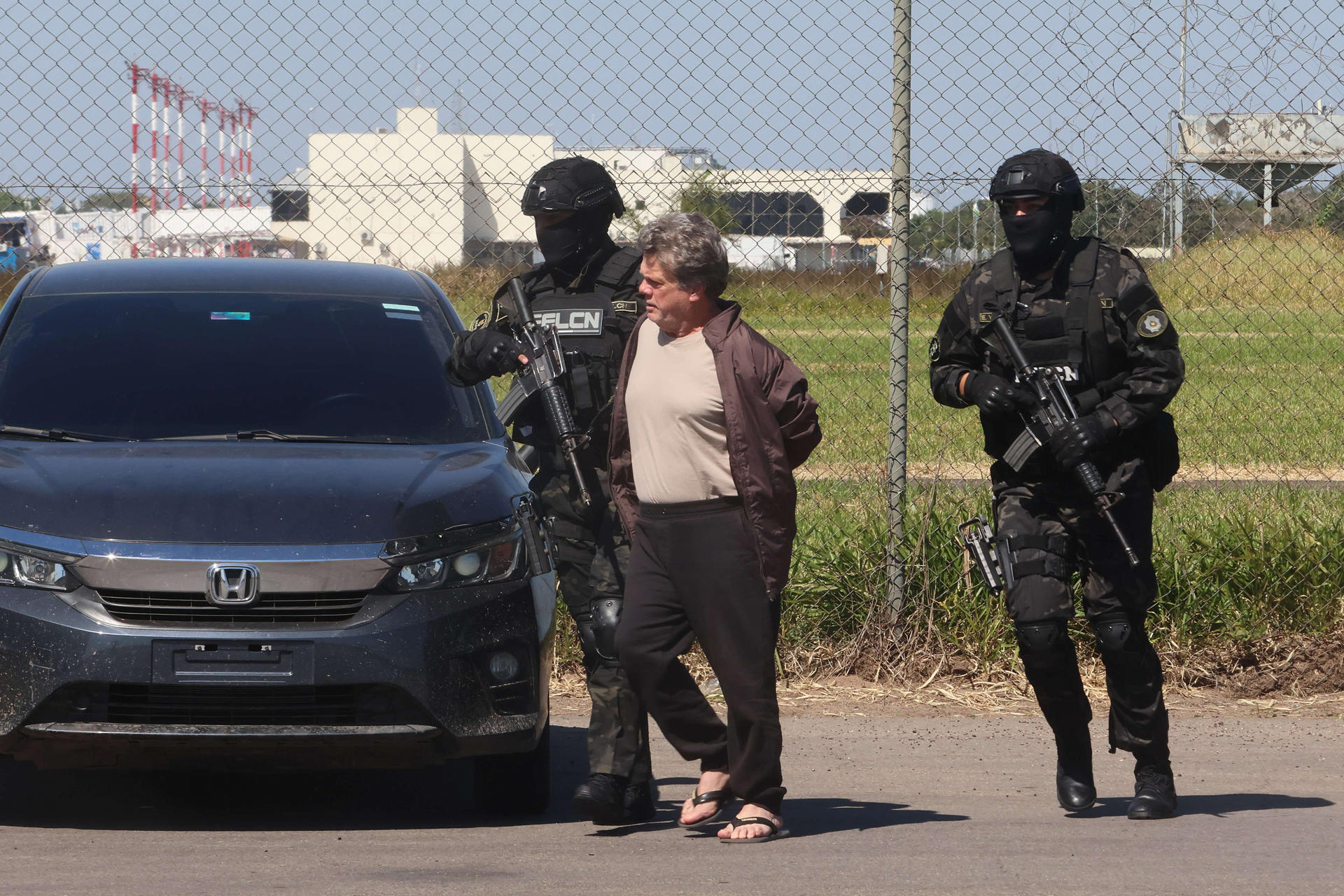 Gerson Palermo (c), considerado uno de los narcotraficantes más buscados en Brasil, fue captado, este 27 de mayo, al ser es custodiado por integrantes de la Fuerza Especial de Lucha Contra el Narcotráfico de Bolivia (FELCN), en Santa Cruz (Bolivia). EFE/Juan Carlos Torrejon
