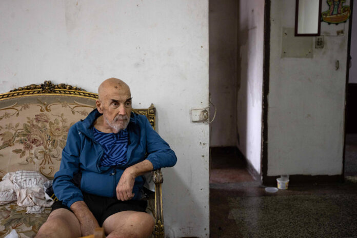 El preso político uruguayo-venezolano, José Breijo, de 73 años, descansa en su casa tras recuperarla este miércoles, en Caracas (Venezuela). EFE/ Ronald Peña R
