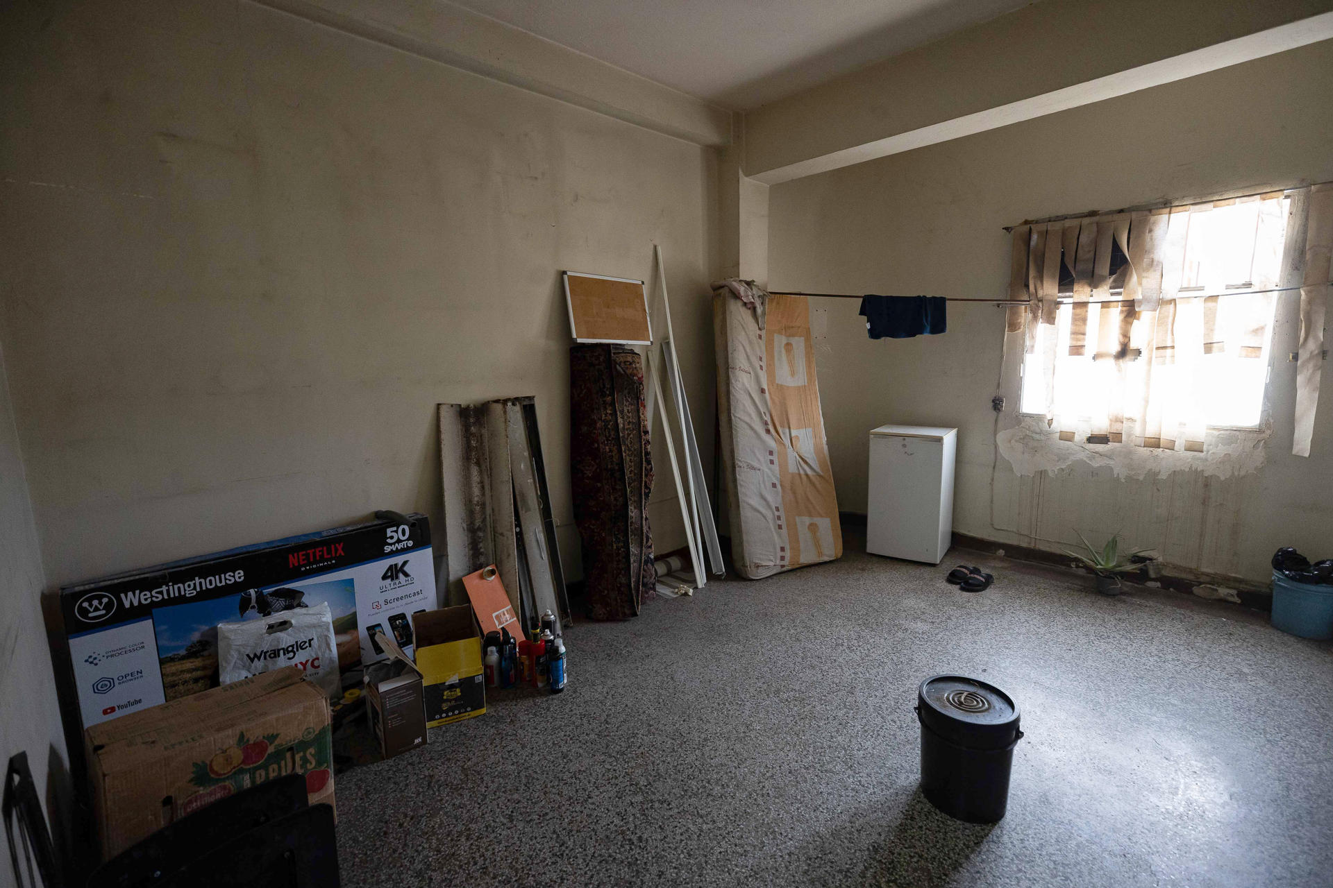 Fotografía que muestra una habitación de la casa del preso político uruguayo-venezolano, José Breijo, de 73 años, tras recuperarla este miércoles, en Caracas (Venezuela). EFE/ Ronald Peña R
