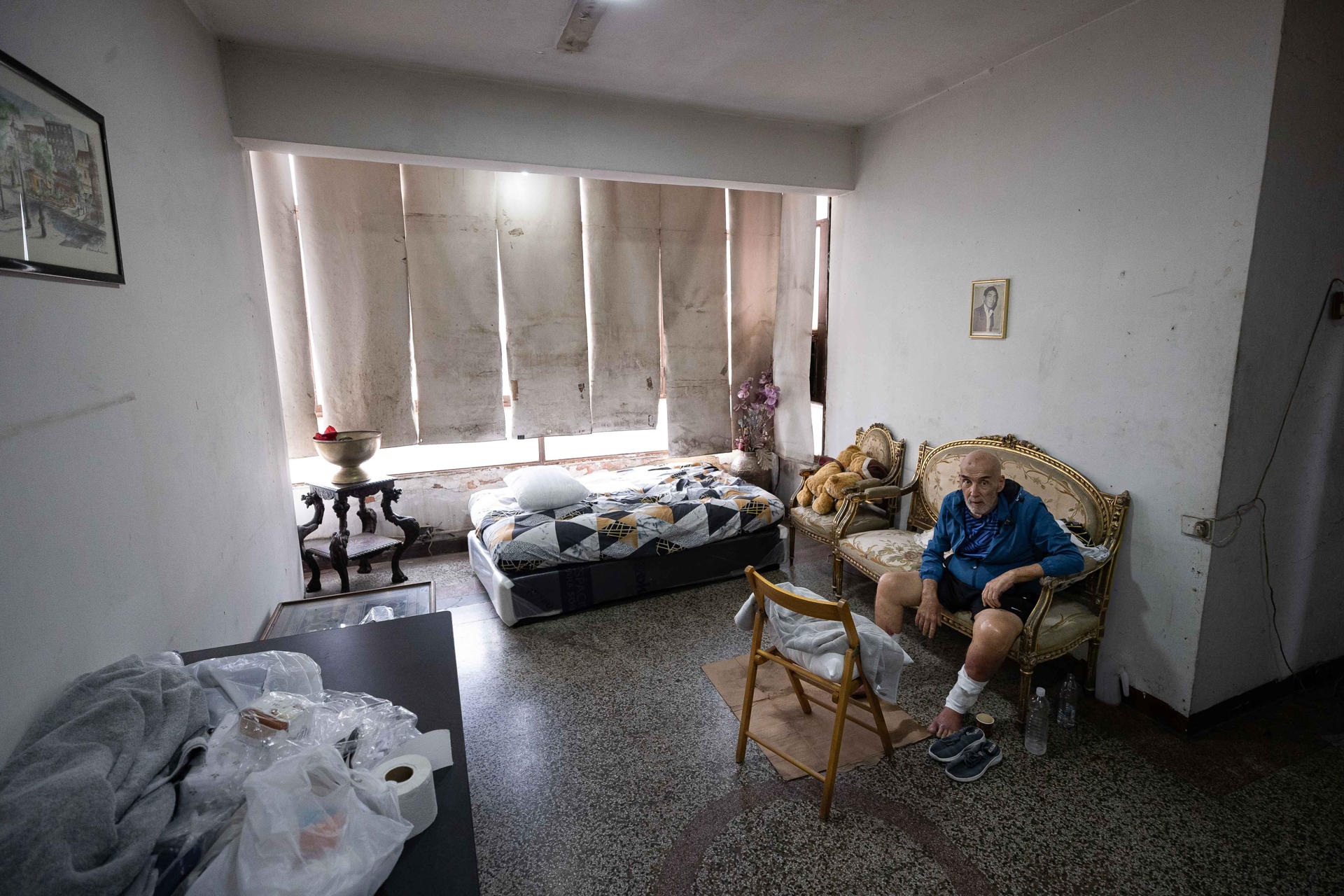 El preso político uruguayo-venezolano, José Breijo, de 73 años, descansa en su casa tras recuperarla este miércoles, en Caracas (Venezuela). EFE/ Ronald Peña R
