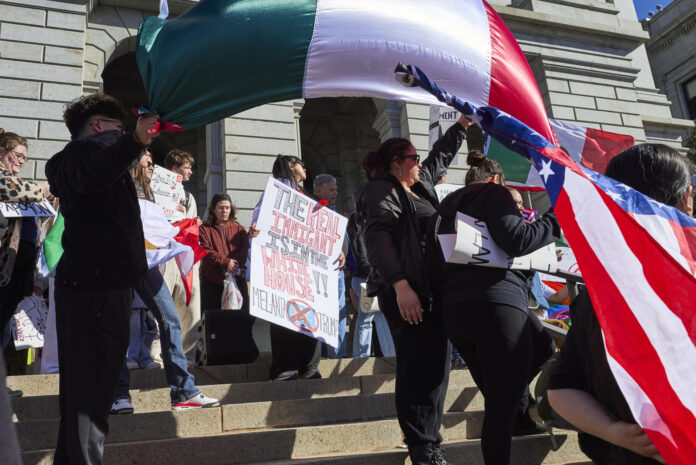Personas alzan la bandera de México en una marcha contra decisiones del presidente de los Estados Unidos, Donald Trump, sobre temas migratorios, frente del Capitolio en Denver (EE.UU.). Imagen de archivo. EFE/ Todd Pierson
