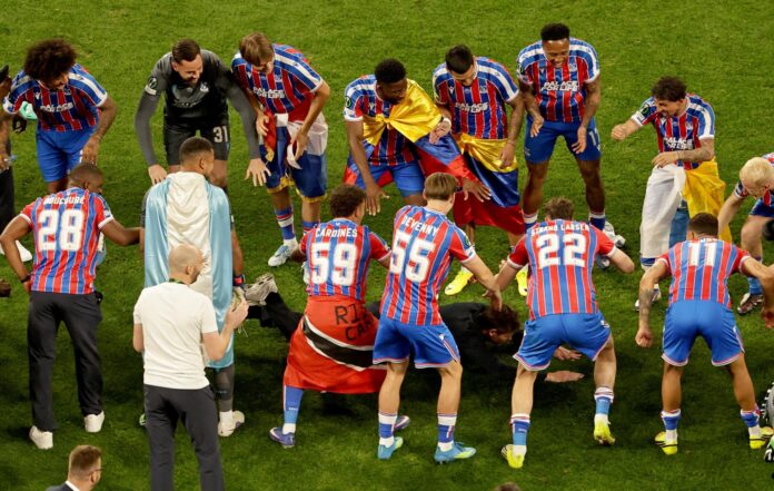 Los jugadores del Crystal Palace celebran que su entrenador, Oliver Glasner (C), se haya lanzado al terreno de juego tras ganar la final de la Conference League contra el Rayo Vallecano, en Leipzig, Alemania. EFE/EPA/FRIEDEMANN VOGEL
