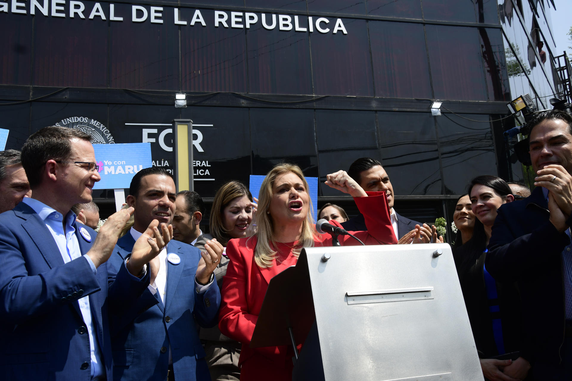 La gobernadora del estado mexicano de Chihuahua, María Eugenia Campos (c), habla durante un encuentro con representantes de medios de comunicación este miércoles, afuera de la Fiscalía General de la República (FGR), en la Ciudad de México (México). EFE/Mario Guzmán
