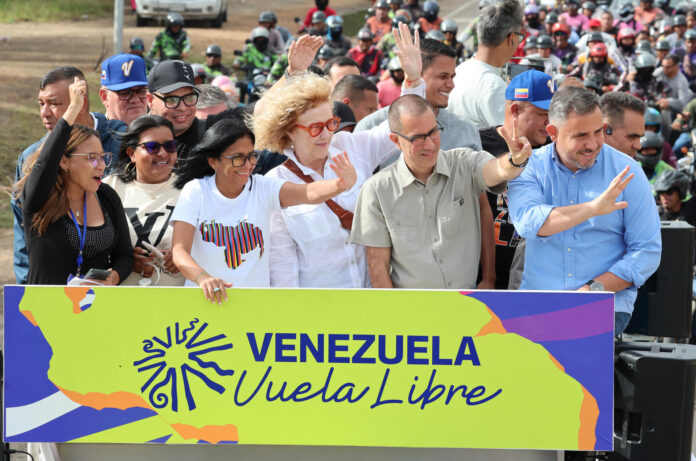 Fotografía difundida por el Palacio de Miraflores de la presidenta encargada de Venezuela, Delcy Rodríguez (3-i) durante la Gran Peregrinación por una Venezuela Libre este miércoles, en Anzoátegui (Venezuela). EFE/ Palacio de Miraflores /SOLO USO EDITORIAL/ SOLO DISPONIBLE PARA ILUSTRAR LA NOTICIA QUE ACOMPAÑA (CRÉDITO OBLIGATORIO)
