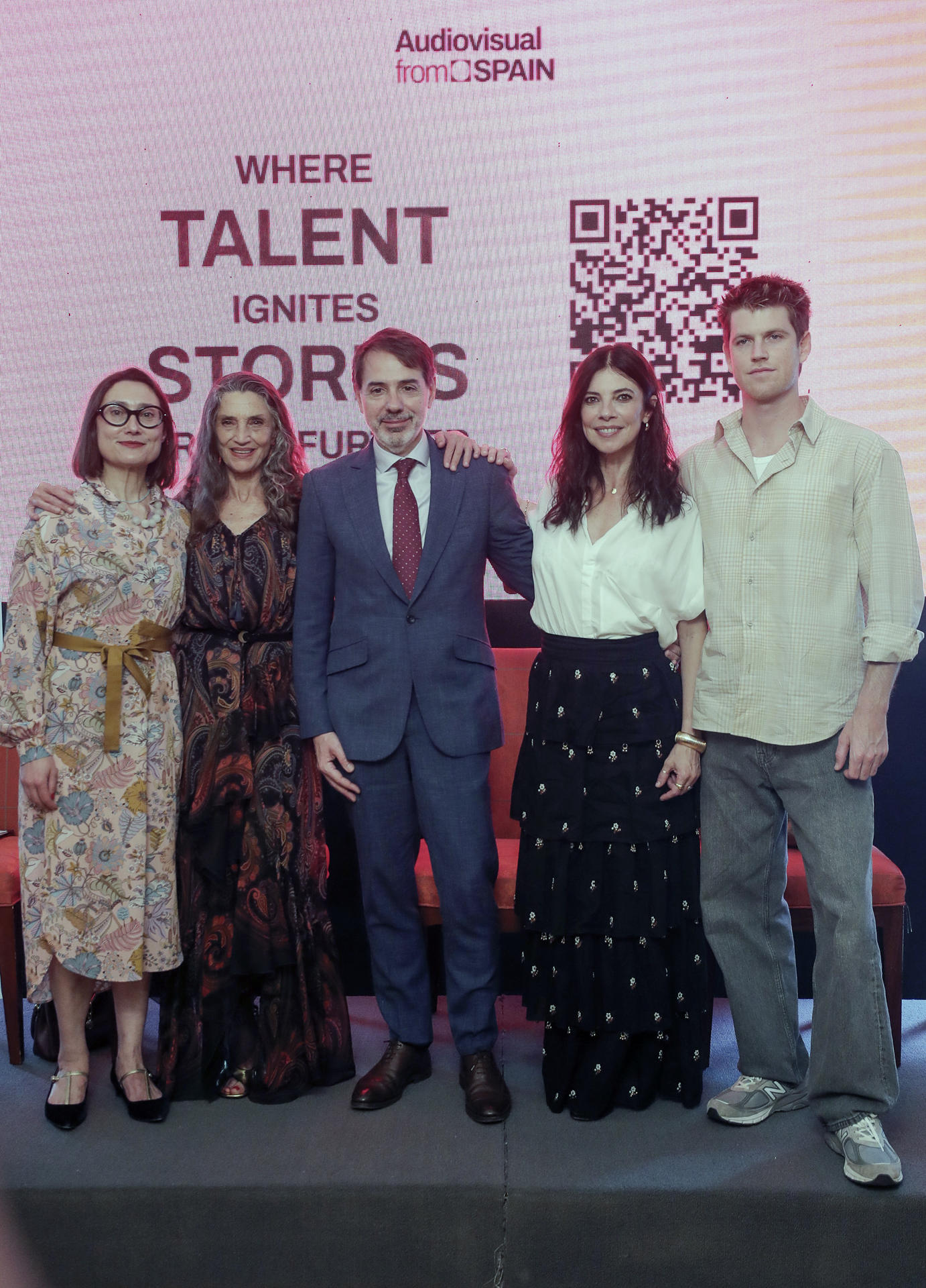 Desde la izquierda, jefa del Departamento Audiovisual en Audiovisual from Spain, Teresa Martín Ezama; la actriz española Ángela Molina, el embajador de España en México, Juan Duarte Cuadrado y los actores Maribel Verdú y Miguel Bernardeau posan durante una rueda de prensa este miércoles, en Ciudad de México (México). EFE/Isaac Esquivel
