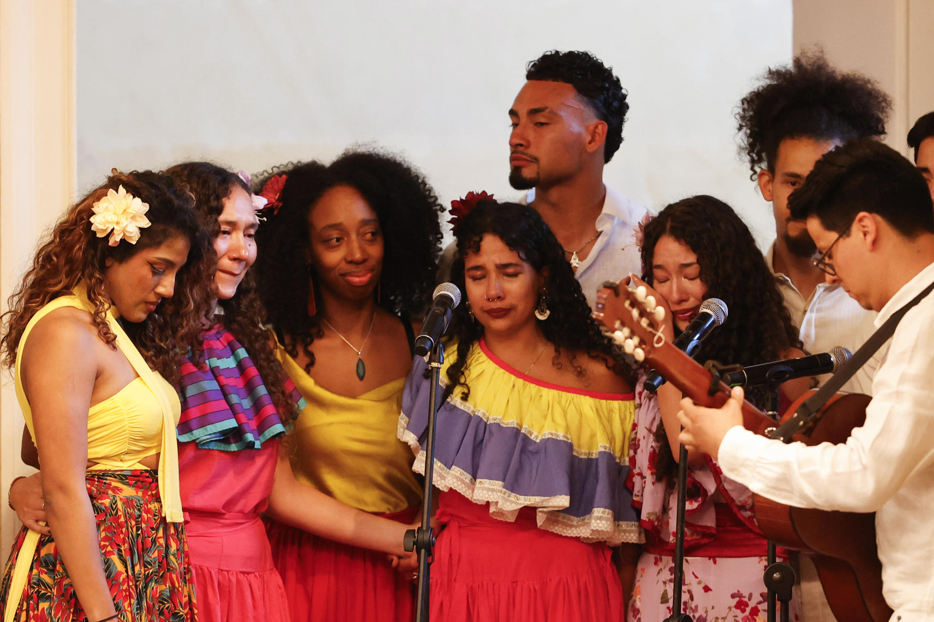 Integrantes de la agrupación musical Los Tambores de Totó participan en un homenaje a la cantante colombiana Totó La Momposina este miércoles, en el Salón Elíptico del Congreso de Colombia, en Bogotá (Colombia). EFE/ Mauricio Dueñas Castañeda