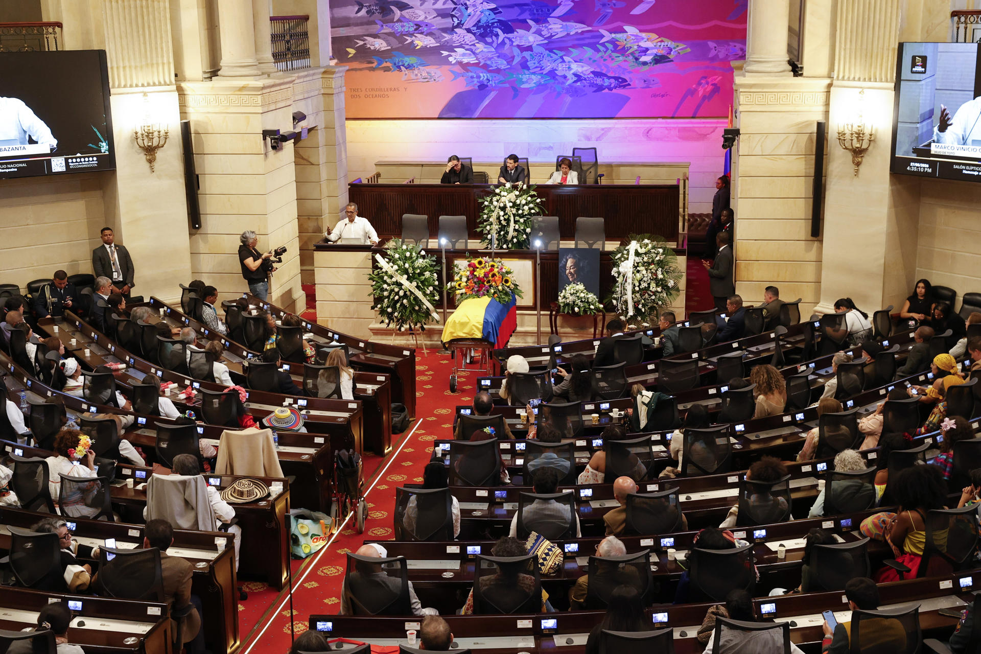 Marco Vinicio Oyaga, hijo de la cantante colombiana Totó La Momposina, habla durante un homenaje póstumo a su madre este miércoles, en el Salón Elíptico del Congreso de Colombia en Bogotá (Colombia). EFE/ Mauricio Dueñas Castañeda