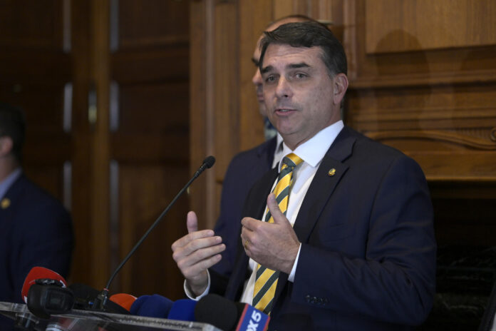 El senador brasileño Flávio Bolsonaro habla en una rueda de en Washington (EE.UU.). EFE/ Octavio Guzmán
