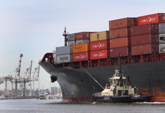 Imagen de archivo de un buque de carga que transporta contenedores con mercancía. EFE/David Crosling]
