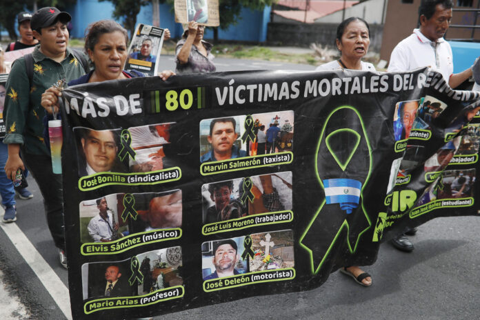 Familiares de personas detenidas bajo el régimen de excepción sostienen carteles durante una manifestación en San Salvador (El Salvador). EFE/ Rodrigo Sura
