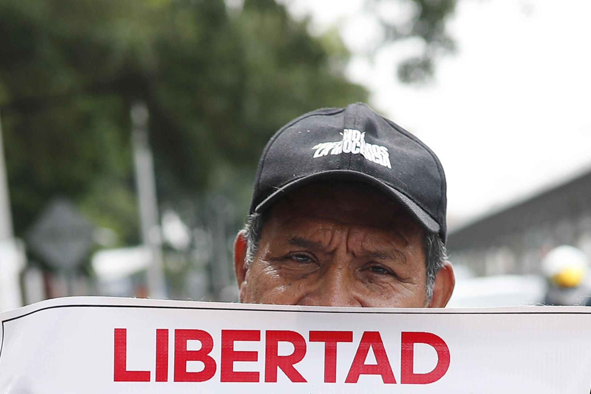 Una persona sostiene un cartel durante una manifestación en San Salvador (El Salvador). EFE/ Rodrigo Sura
