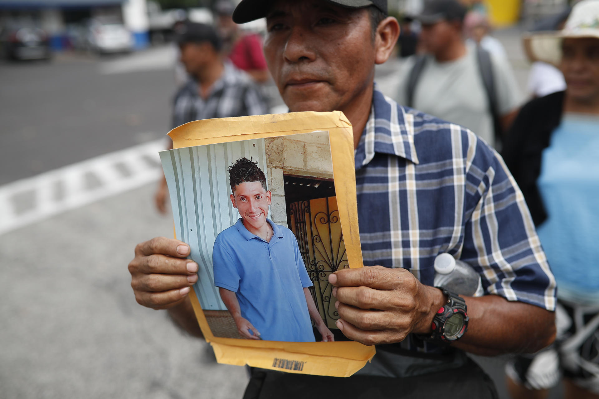 Un hombre sostiene una fotografía durante una manifestación en San Salvador (El Salvador). EFE/ Rodrigo Sura
