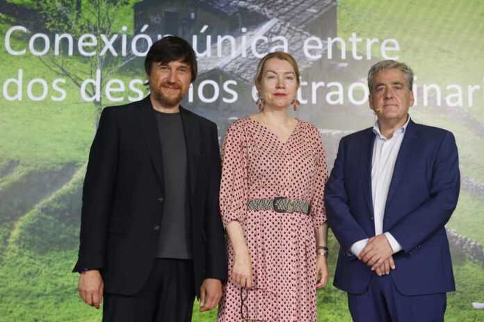 El director de marketing de CANTUR, José Ramón Álvarez (i); la directora general de Cultura y Patrimonio Histórico, Eva Guillermina Fernández (c); y el director general de Turismo y Hostelería del Gobierno de Cantabria, José Luis López, posan durante una rueda de prensa este miércoles, en Ciudad de México (México). Cantabria busca posicionarse entre los viajeros mexicanos como un destino español vinculado con raíces familiares, gastronomía, patrimonio, paisaje y una forma de viajar menos masificada y “a ritmo humano”. EFE/ Sáshenka Gutiérrez
