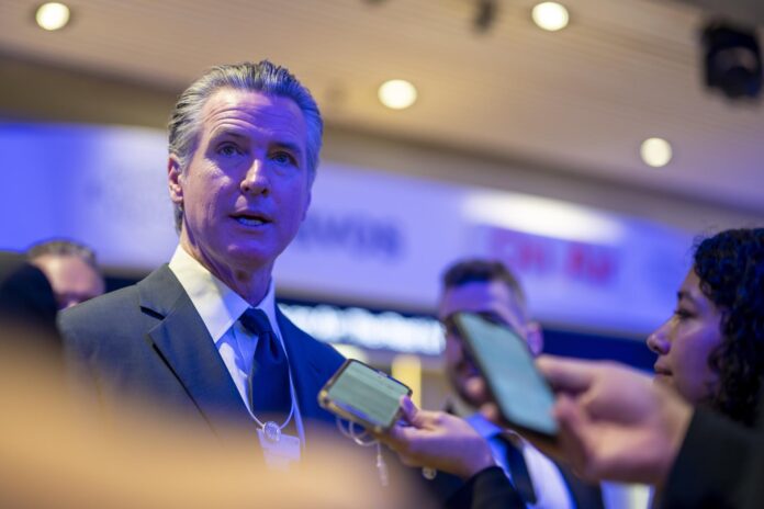 Fotografía de archivo en la que se captó al gobernador del estado de California (EE.UU.), Gavin Newsom (2-i), al atender a la prensa, en Davos (Suiza) EFE/Gian Nehrenzeller
