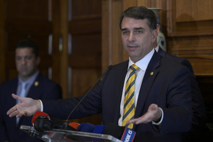 El senador brasileño Flávio Bolsonaro (d) fue captado este 26 de mayo, durante una rueda de prensa, en Washington DC (EE.UU.). EFE/Octavio Guzmán
