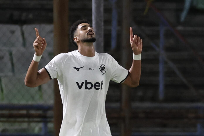 El español Christopher Ramos de la Flor marcó un autogol y después se reinvindicó al anotar un tanto para Botafogo ante el Caracas en la Copa Sudamericana. EFE/Miguel Gutiérrez

