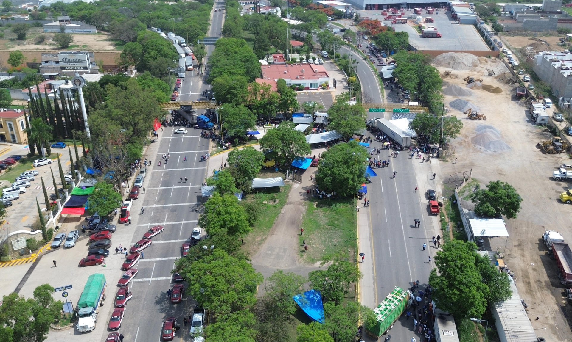 Fotografía aérea de personas y camiones en un bloqueo de la Coordinadora Nacional de Trabajadores de la Educación (CNTE) este miércoles, en Villa de Mitla en Oaxaca (México). EFE/Jesús Méndez
