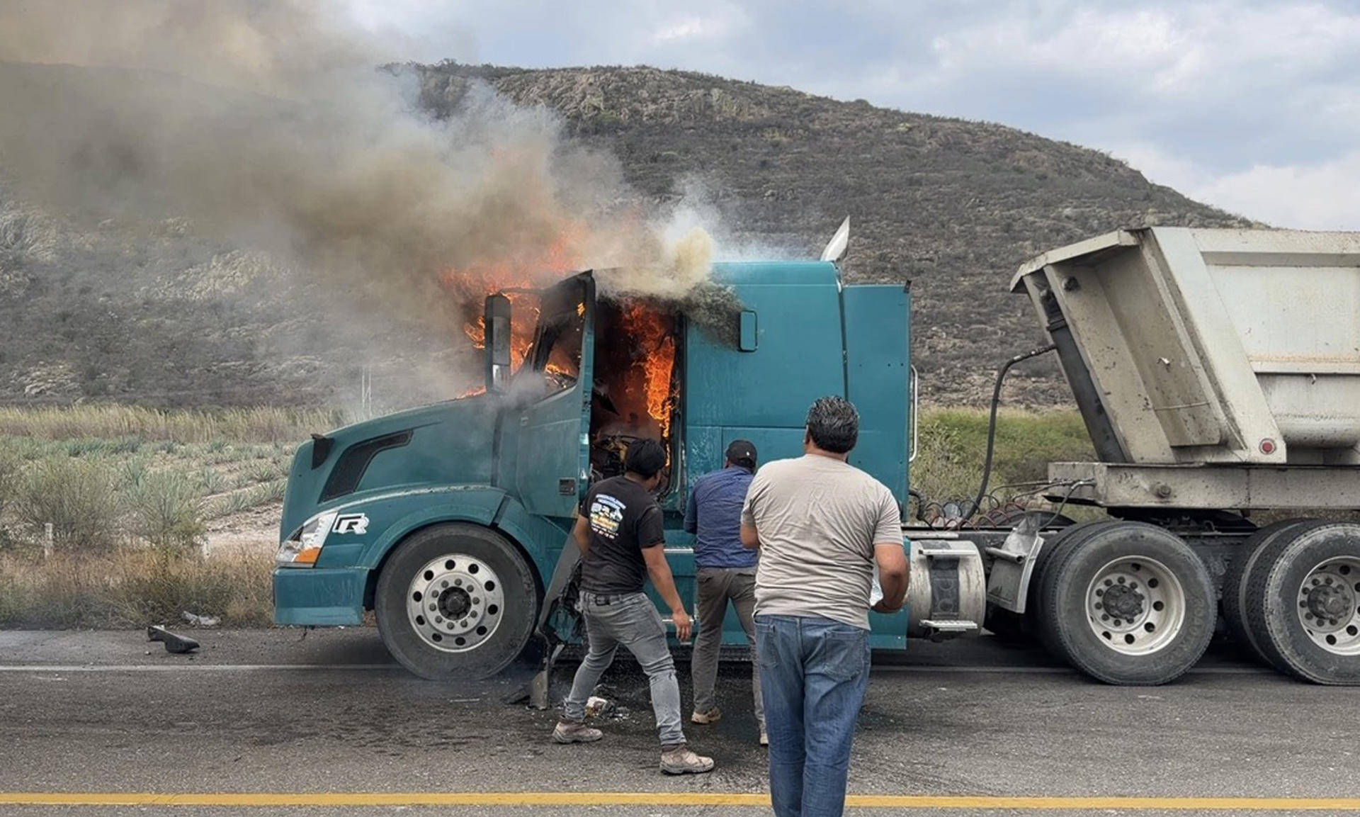 Fotografía de un camión incendiado durante un bloqueo de la Coordinadora Nacional de Trabajadores de la Educación (CNTE) este miércoles, en Villa de Mitla en Oaxaca (México). EFE/Jesús Méndez
