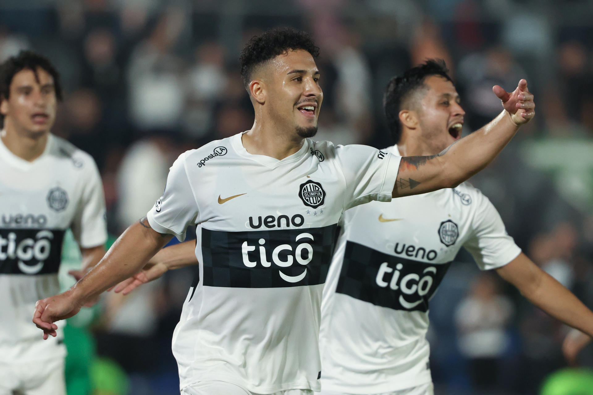 Jugadores de Olimpia celebran la clasificación a los octavos de final de la Copa Sudamericana tras vencer este miércoles de remontada por 3-1 al Audax Italiano en el estadio asunceno Defensores del Chaco. EFE/ Juan Pablo Pino
