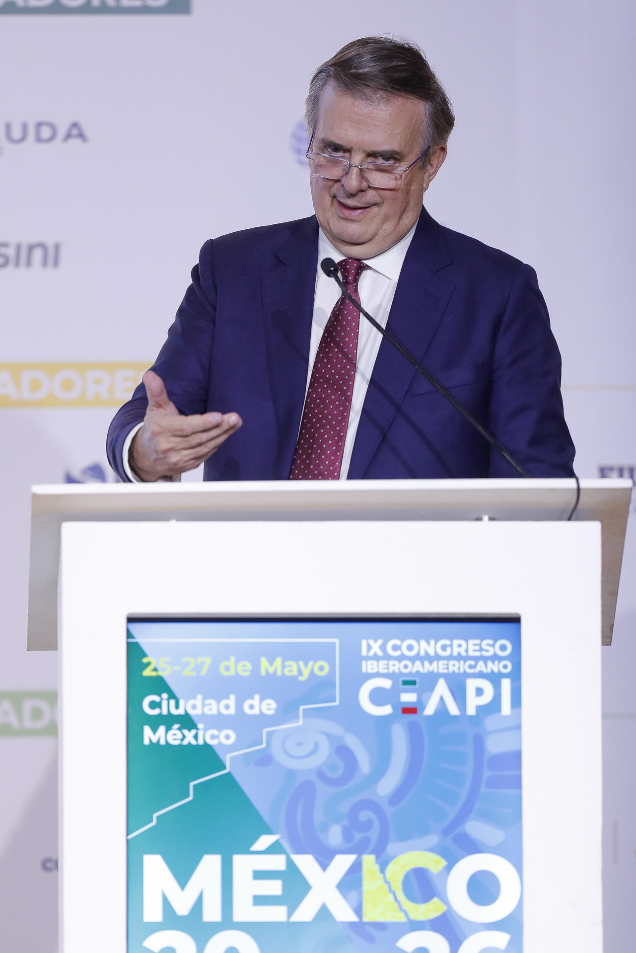 El secretario de Economía, Marcelo Ebrard habla durante su participación en el IX Congreso Iberoamericano CEAPI, este miércoles en Ciudad de México. EFE/Isaac Esquivel