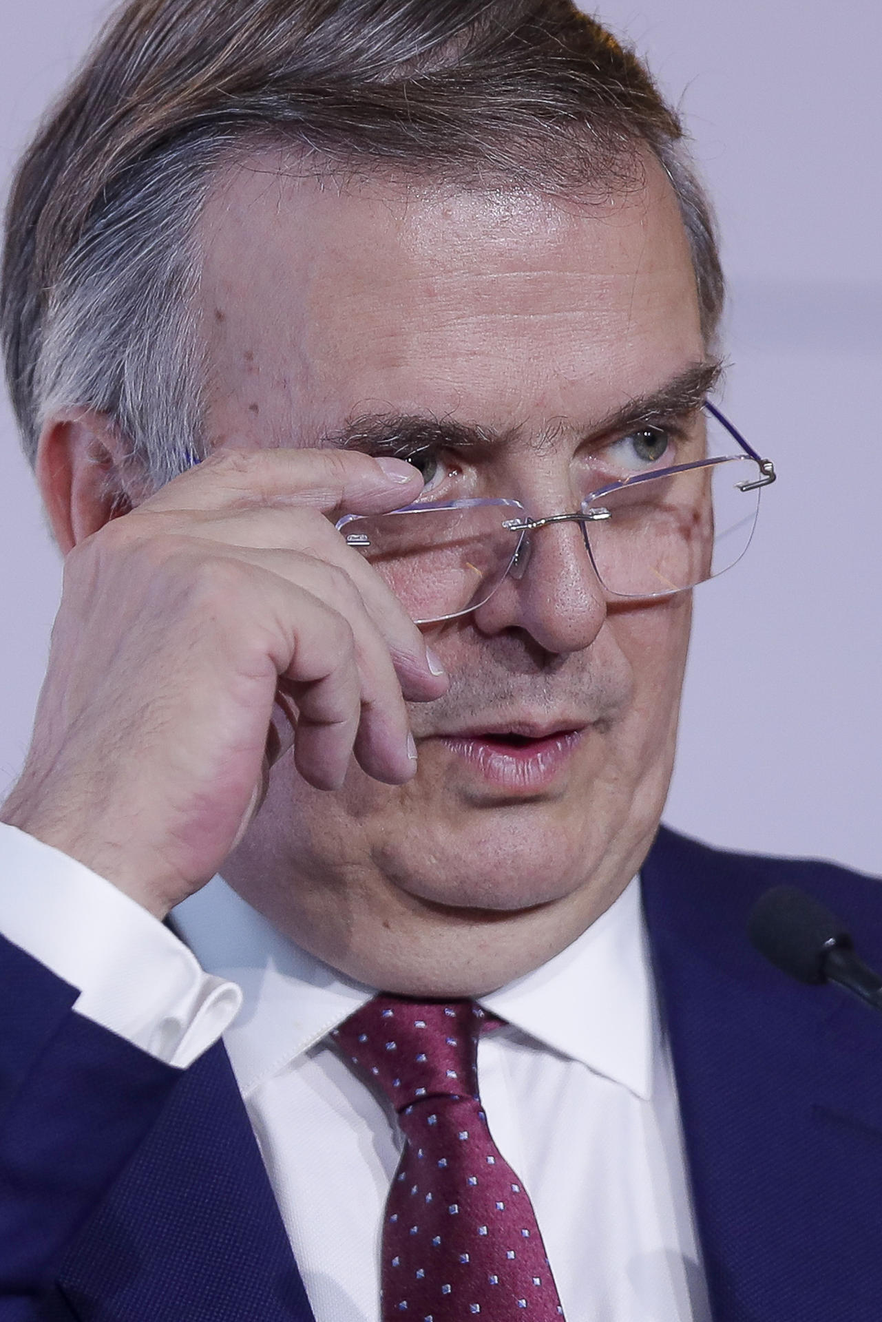 El secretario de Economía, Marcelo Ebrard habla durante su participación en el IX Congreso Iberoamericano CEAPI, este miércoles en Ciudad de México. EFE/Isaac Esquivel