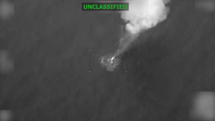 Captura de un video difundido en la cuenta en X @Southcom del Comando Sur de EE.UU. del ataque este miércoles, a una embarcación supuestamente ligada a organizaciones del narcotráfico en el Pacífico Oriental. EFE/ @southcom /SOLO USO EDITORIAL/ NO VENTAS/ SOLO DISPONIBLE PARA ILUSTRAR LA NOTICIA QUE ACOMPAÑA (CRÉDITO OBLIGATORIO)
