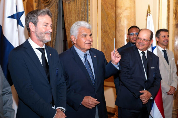 Fotografía cedida por la Presidencia de Panamá que muestra a su mandatario, José Raúl Mulino (c), junto al seleccionador de Panamá, Thomas Christiansen (i), durante un acto de reconocimiento en el marco de la despedida oficial de la selección de fútbol antes de su participación en el Mundial de la FIFA 2026, en Ciudad de Panamá (Panamá). EFE/ EFE/ Presidencia de Panamá /SOLO USO EDITORIAL NO VENTAS /SOLO DISPONIBLE PARA ILUSTRAR LA NOTICIA QUE ACOMPAÑA (CRÉDITO OBLIGATORIO)
