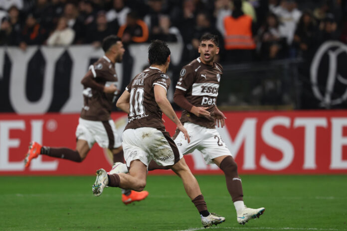 Jugadores de Platense celebran un gol en un partido de la Copa Libertadores entre Corinthians y Platense en el estadio Neo Química Arena en Sao Paulo (Brasil). EFE/ Sebastião Moreira
