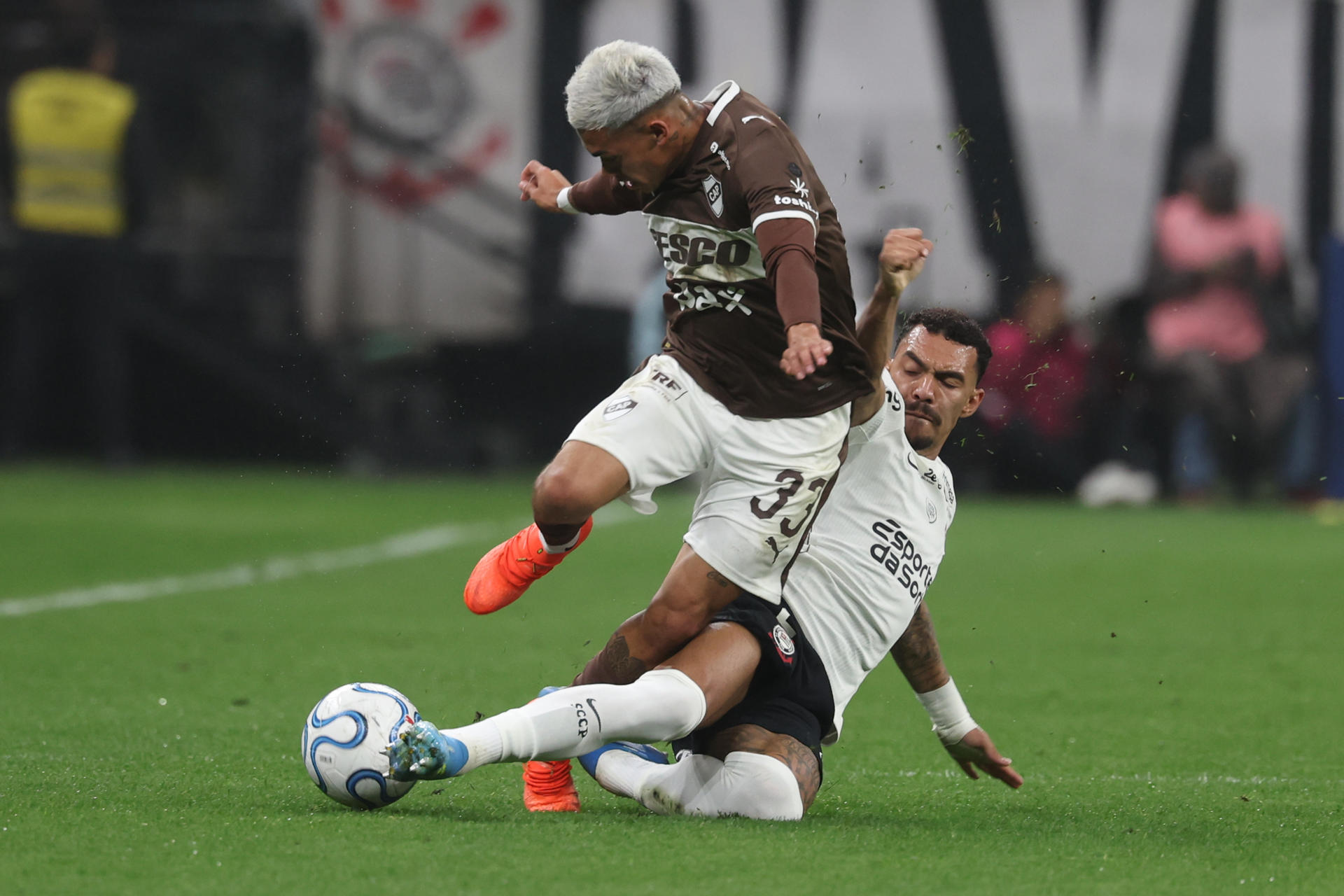 Matheuzinho (d), de Corinthians, disputa el balón con Juan Gauto, de Platense, en un partido de la Copa Libertadores entre Corinthians y Platense en el estadio Neo Química Arena en Sao Paulo (Brasil). EFE/ Sebastião Moreira
