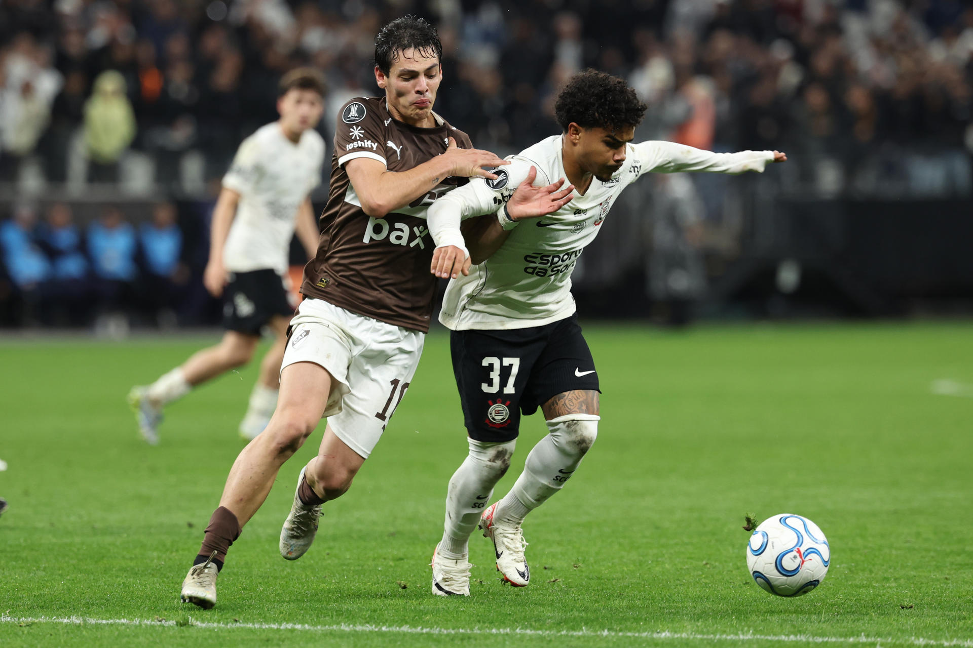 Kaio César Andrade (d), de Corinthians, disputa el balón con Franco Zapiola, de Platense, en un partido de la Copa Libertadores entre Corinthians y Platense en el estadio Neo Química Arena en Sao Paulo (Brasil). EFE/ Sebastião Moreira
