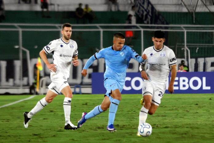 Robson Matheus (c), de Bolívar, disputa el balón con José Florentín (d), de Independiente Rivadavia, durante un partido de la fase de grupos de la Copa Libertadores entre Bolívar e Independiente Rivadavia en el estadio Ramón Tahuichi Aguilera Costas en Santa Cruz de la Sierra (Bolivia). EFE/ Juan Carlos Torrejón
