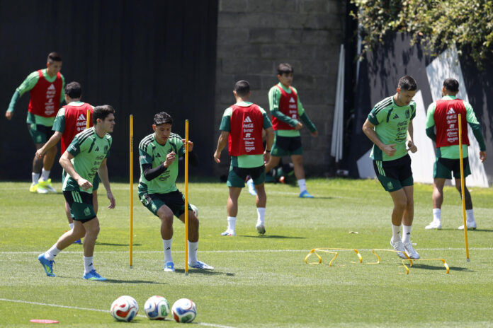 Jugadores de la selección mexicana de fútbol participan en un entrenamiento en el Centro de Alto Rendimiento (CAR), en Ciudad de México (México). Imagen de archivo. EFE/Sáshenka Gutiérrez
