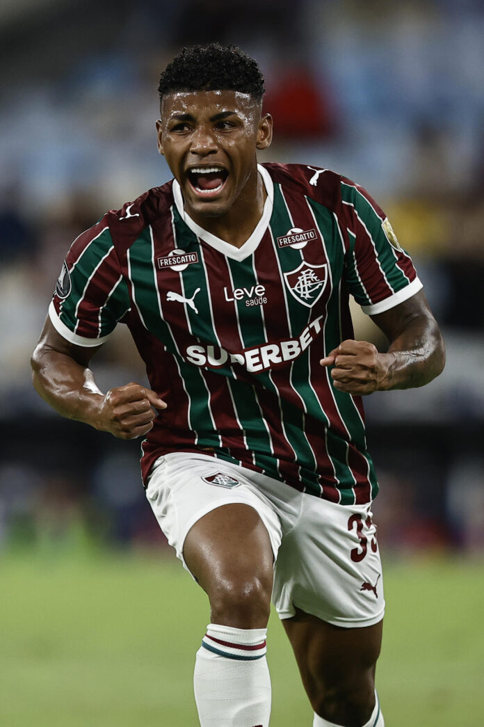 Hércules celebra el gol que dictó la remontada de Fluminense hacia la victoria sobre La Guaira y la clasificación a los octavos de final de la Copa Libertadores, este miércoles en el estadio Maracaná de Río de Janeiro. EFE/ André Coelho
