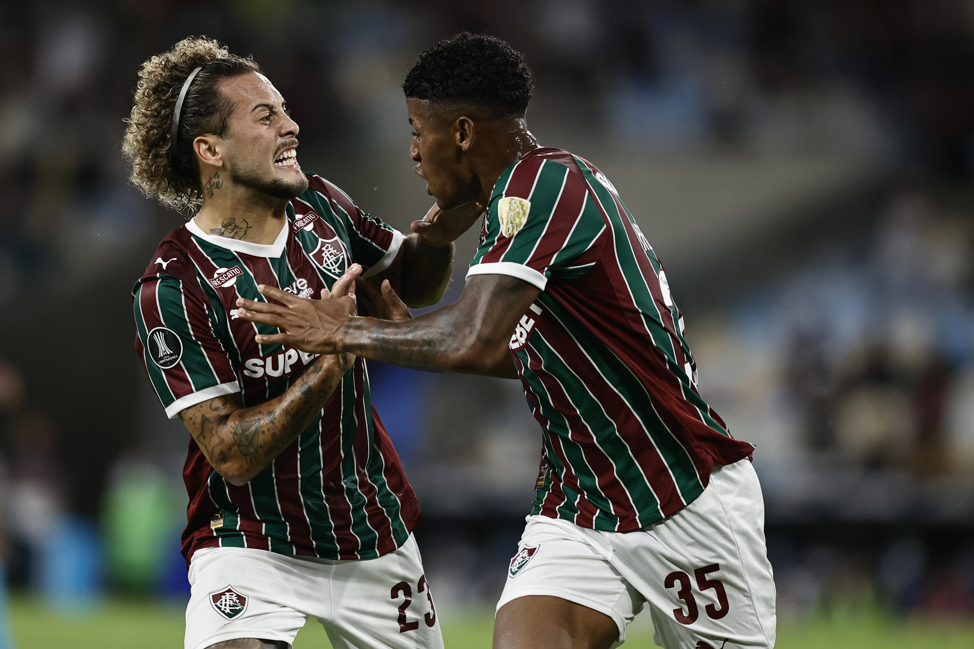 Hércules (d) celebra su gol con Freytes en la victoria de Fluminense por 3-1 sobre La Guaira en el partido que clasificó este miércoles al equipo brasileño a los octavos de final de la Copa Libertadores en el estadio Maracaná de Rio de Janeiro. EFE/ André Coelho
