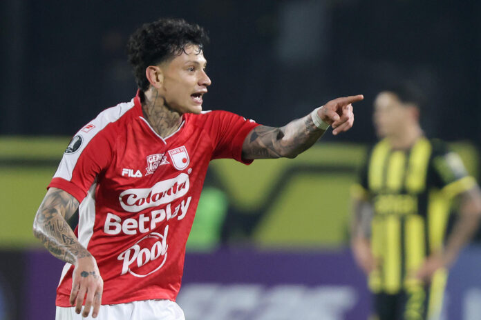 El colombiano Alexis Zapata celebra el gol que a la postre dio la victoria este miércoles a Santa Fe sobre Peñarol en partido de la última jornada de la fase de grupos de la Copa Libertadores jugado en el estadio Campeón del Siglo de Montevideo. EFE/ Gastón Britos
