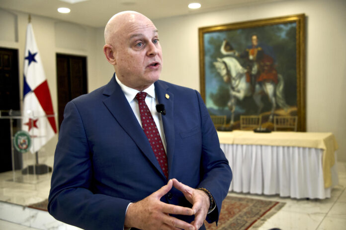 El viceministro de Asuntos Multilaterales y Cooperación de Panamá, Carlos Guevara Mann, habla durante un evento este martes, en la Cancillería de Ciudad de Panamá (Panamá). EFE/ Aris Mariota
