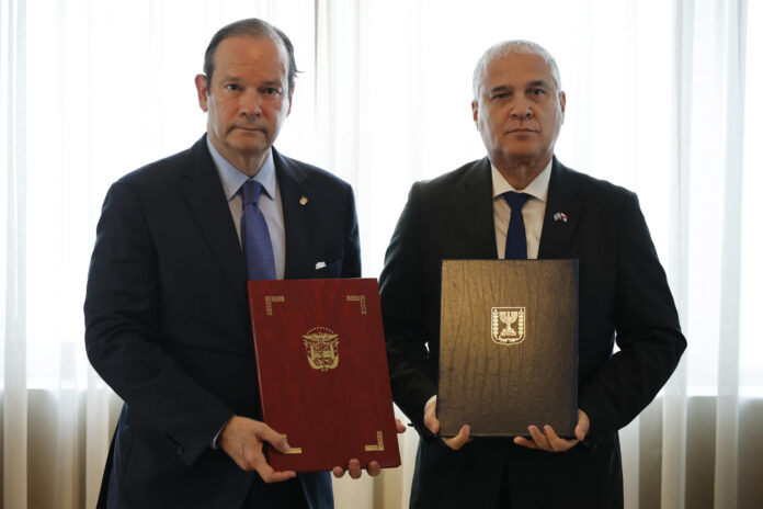 El ministro de Relaciones exteriores de Panamá, Javier Martínez-Acha (i), posa junto al embajador de Israel en Panamá, Mattanya Cohen. EFE/ Bienvenido Velasco
