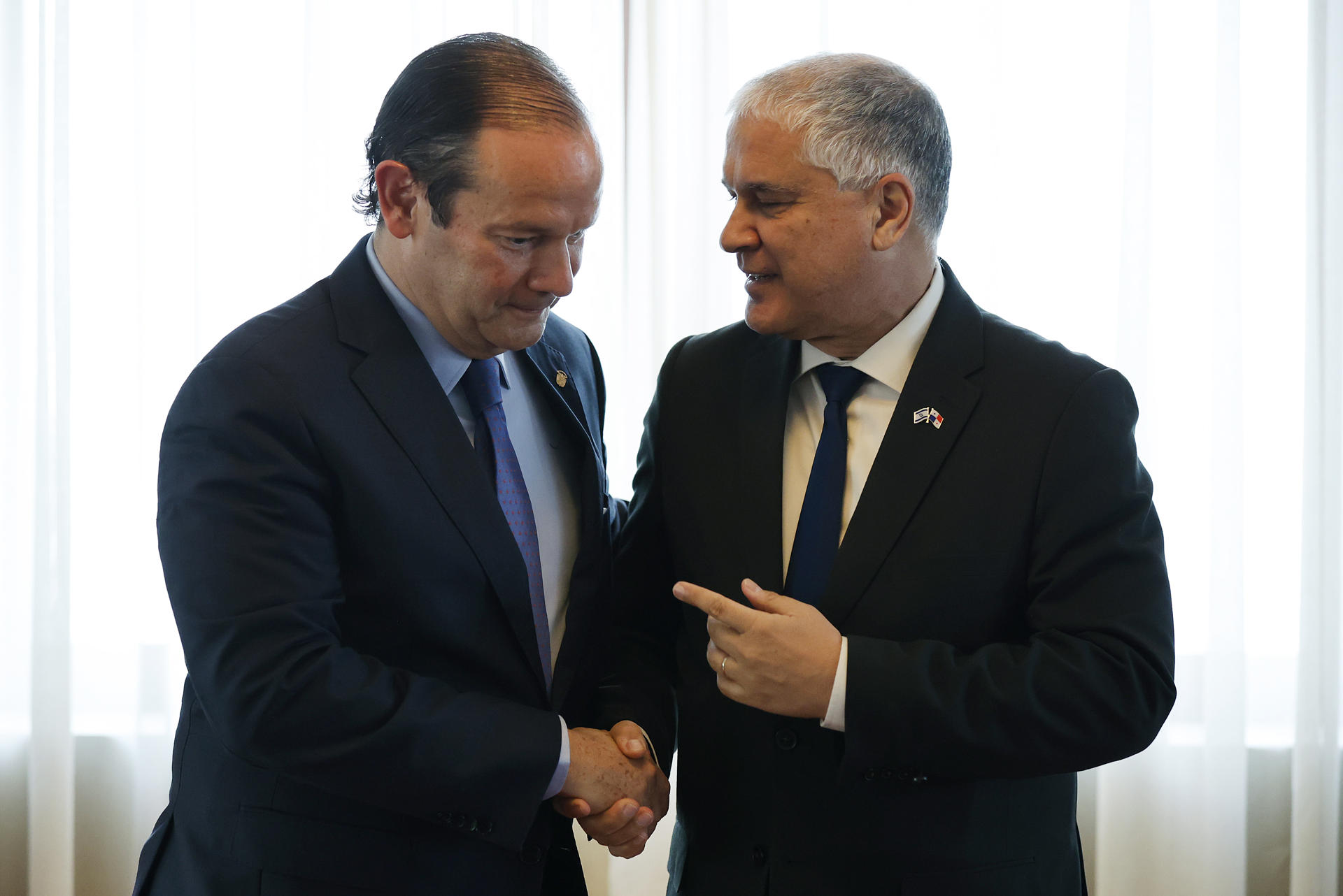 El ministro de Relaciones exteriores de Panamá, Javier Martínez-Acha (i), habla con el embajador de Israel en Panamá, Mattanya Cohen. EFE/ Bienvenido Velasco
