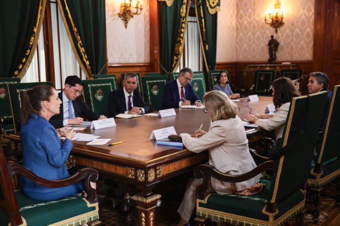 Fotografía cedida hoy, por la presidencia de México de su mandataria, Claudia Sheinbaum (i) y presidenta del Banco Europeo de Inversiones (BEI), Nadia Calviño (3-d) durante una reunión de trabajo en Palacio Nacional de la Ciudad de México (México). EFE/Presidencia de México/SOLO USO EDITORIAL/NO VENTAS/ SOLO DISPONIBLE PARA ILUSTRAR LA NOTICIA QUE ACOMPAÑA (CRÉDITO OBLIGATORIO)
