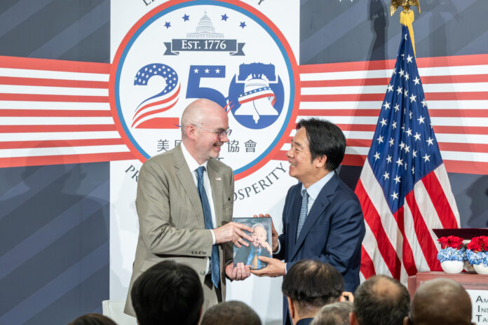 TAIPÉI (TAIWÁN), 27/05/2026.- Fotografía cedida por la Oficina Presidencial de Taiwán / Wang Yu Ching que muestra al presidente taiwanés, Lai Ching-te (d), posando junto al embajador de facto de Washington en la isla, Raymond Greene, este miércoles en Taipéi (Taiwán). 
EFE/ Oficina Presidencial de Taiwán / Wang Yu Ching /SOLO USO EDITORIAL/ NO VENTAS/ SOLO DISPONIBLE PARA ILUSTRAR LA NOTICIA QUE ACOMPAÑA (CRÉDITO OBLIGATORIO)

