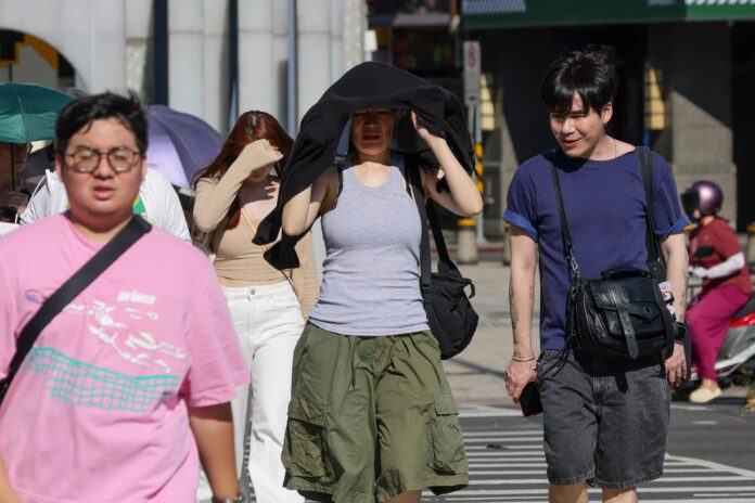 TAIPEI (Taiwán), 26/05/2026.- Un peatón se protege del calor abrasador con una chaqueta mientras camina por Taipéi, Taiwán, el 26 de mayo de 2026.
EFE/EPA/RITCHIE B. TONGO
