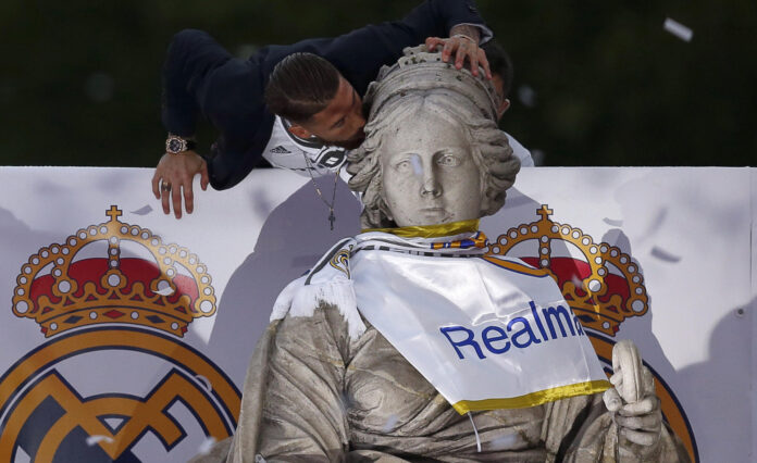 Hace diez años el Real Madrid derrotó al Atlético de Madrid por penaltis en Milán y ganó su undécima Copa de Europa. En la imagen, Sergio Ramos, capitán madridista, besa la estatua de la diosa Cibeles. EFE/Javier Lizón/Archivo
