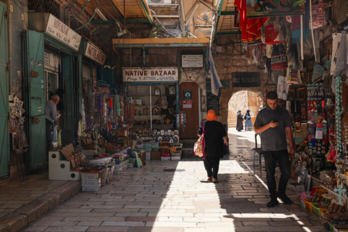 Vista de la Ciudad Vieja de Jerusalén este jueves. Ataques israelíes a aldeas cristianas e incidentes contra símbolos de esta religión en el sur del Líbano durante las últimas semanas han colocado en boca de todos la situación de esta minoría en Tierra Santa, pero multitud de iglesias locales llevan desde principios de año alertando de otra amenaza silenciosa: el sionismo cristiano. EFE/Magda Gibelli
