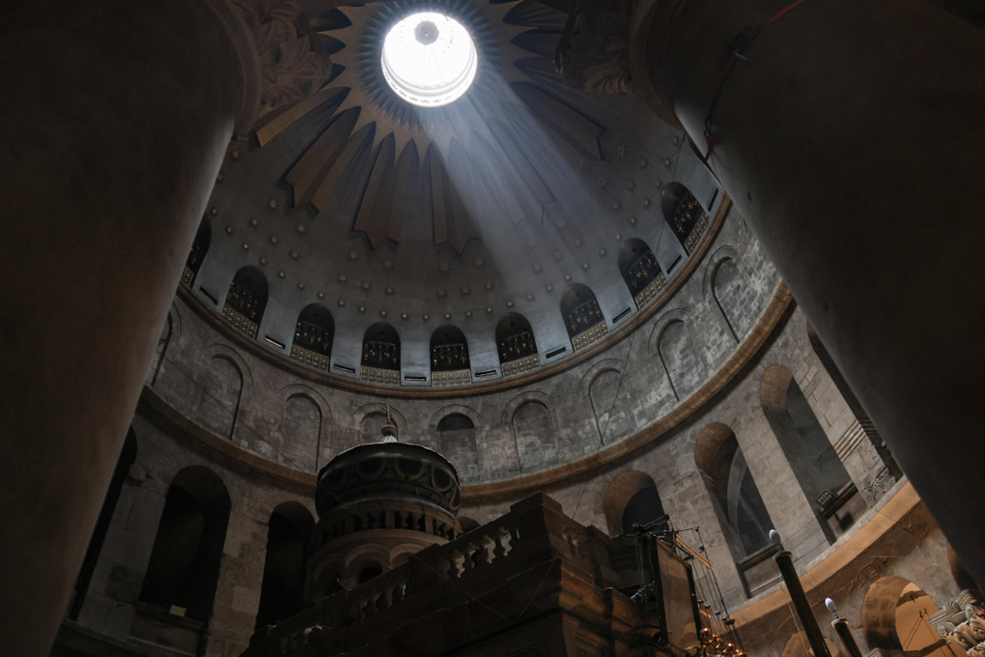 Vista de la iglesia del Santo Sepulcro el pasado martes. Ataques israelíes a aldeas cristianas e incidentes contra símbolos de esta religión en el sur del Líbano durante las últimas semanas han colocado en boca de todos la situación de esta minoría en Tierra Santa, pero multitud de iglesias locales llevan desde principios de año alertando de otra amenaza silenciosa: el sionismo cristiano. EFE/Magda Gibelli
