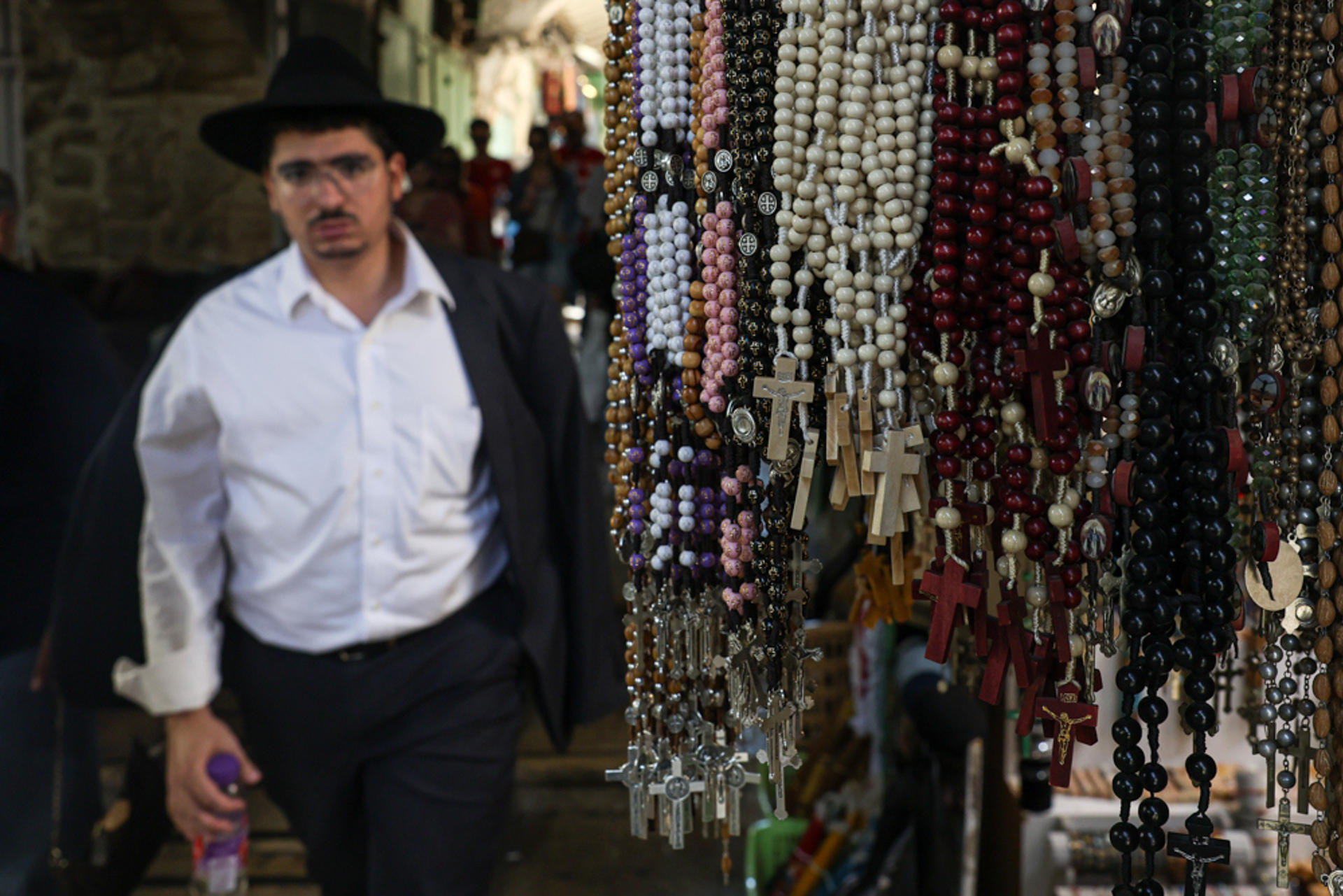 Vista de collares con la cruz cristiana en la Ciudad Vieja de Jerusalén este jueves. Ataques israelíes a aldeas cristianas e incidentes contra símbolos de esta religión en el sur del Líbano durante las últimas semanas han colocado en boca de todos la situación de esta minoría en Tierra Santa, pero multitud de iglesias locales llevan desde principios de año alertando de otra amenaza silenciosa: el sionismo cristiano. EFE/Magda Gibelli
